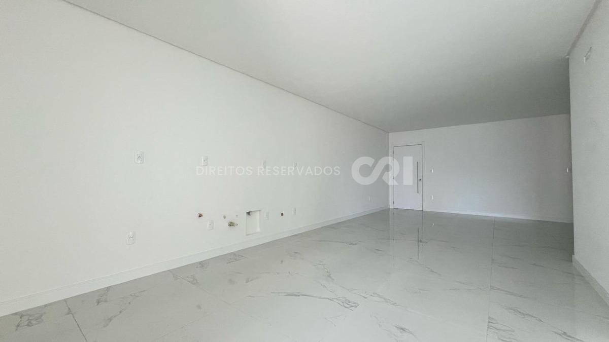Apartamento com 3 Suítes no Edifício Sangiovese na Meia Praia, Itapema