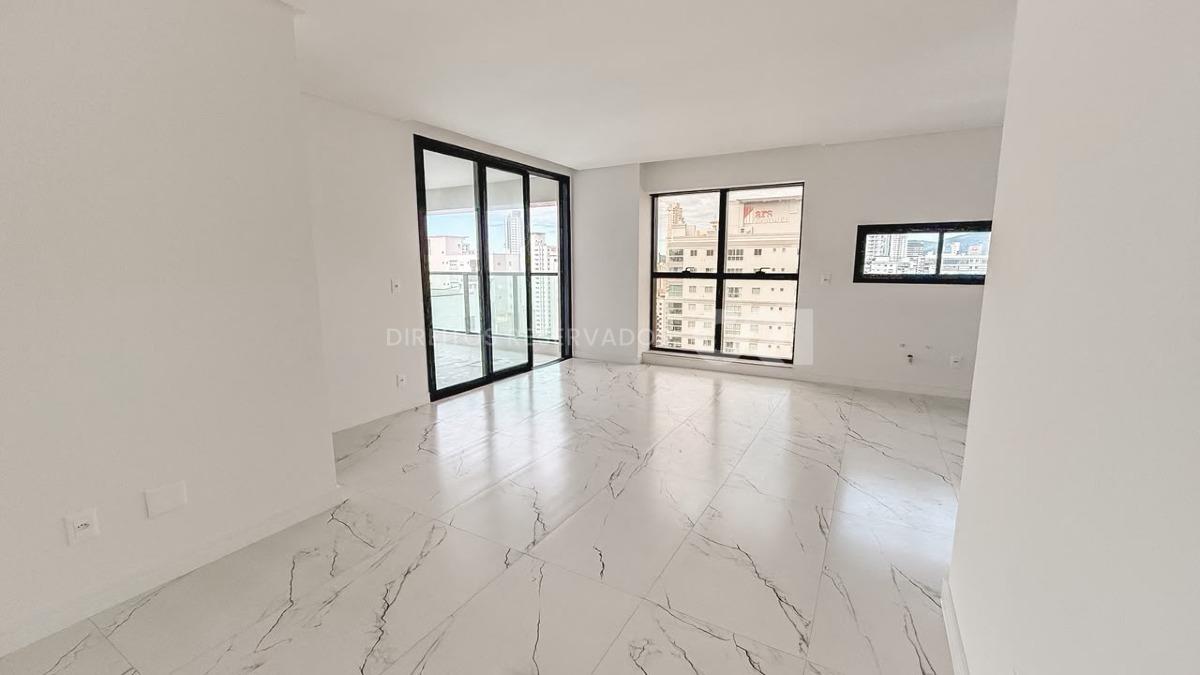 Apartamento com 3 Dormitórios no Le Voyage na Meia Praia, Itapema