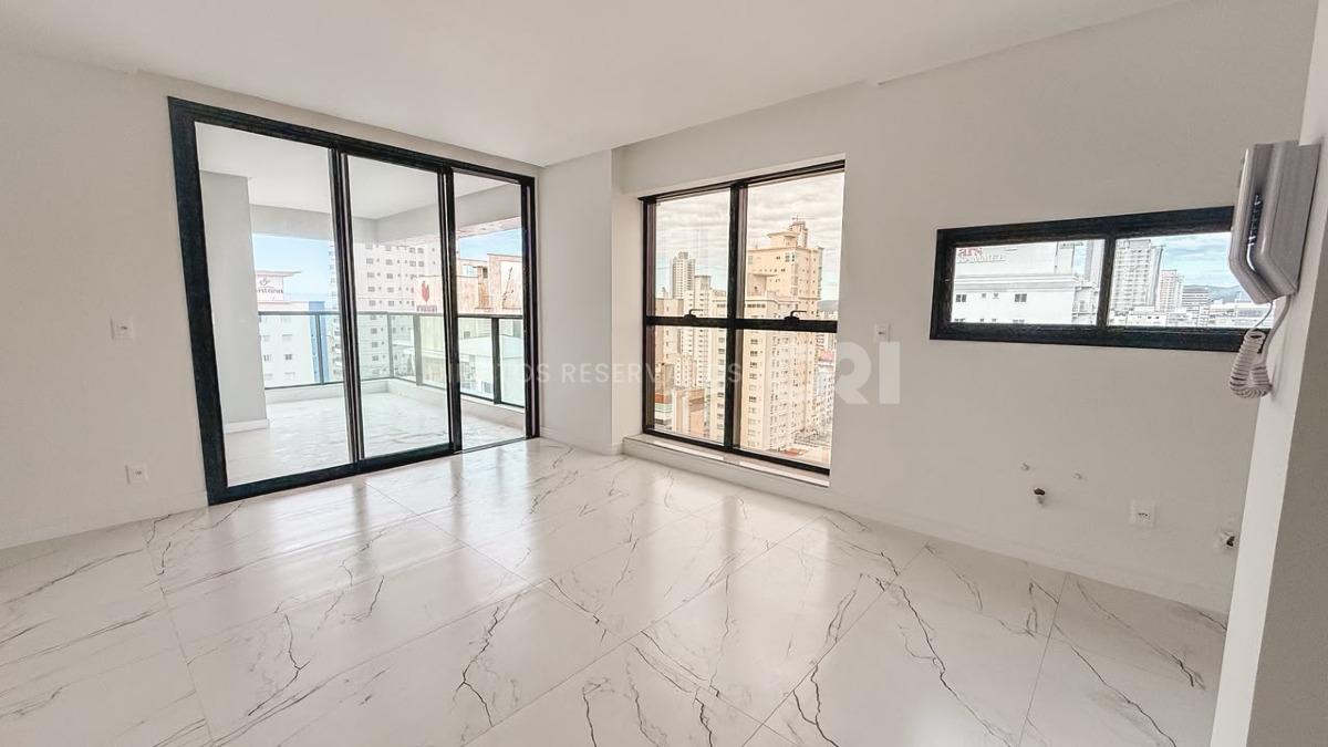 Apartamento com 3 Dormitórios no Le Voyage na Meia Praia, Itapema