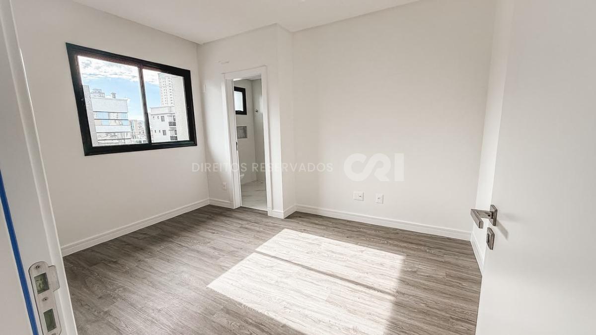 Apartamento com 3 Dormitórios no Le Voyage na Meia Praia, Itapema
