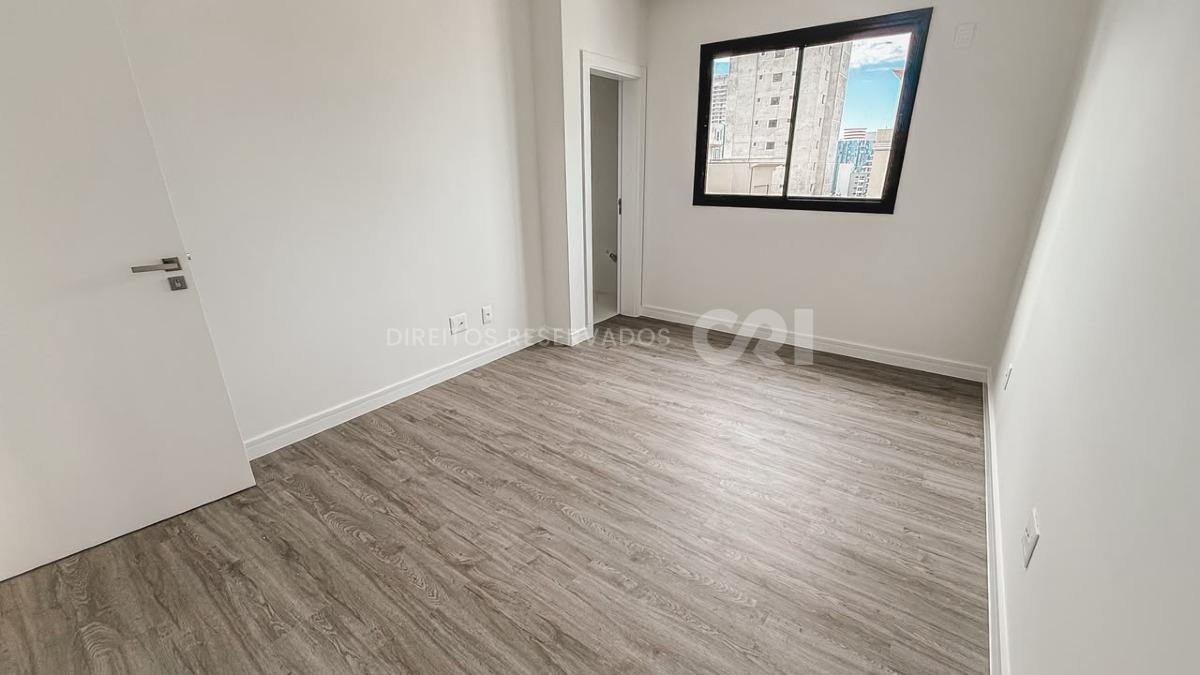 Apartamento com 3 Dormitórios no Le Voyage na Meia Praia, Itapema