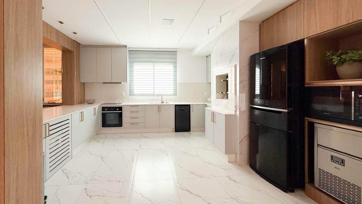 Apartamento com 3 Dormitórios no Le Voyage na Meia Praia, Itapema