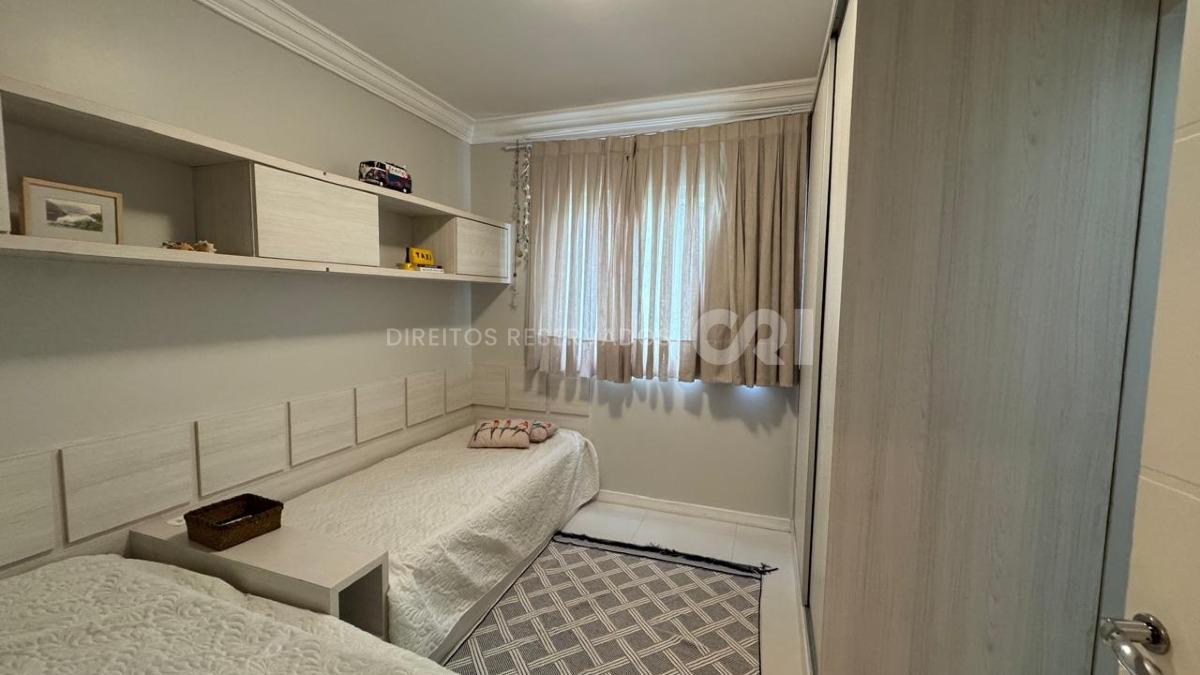 Apartamento com 4 Dormitórios no Edifício Canaã na Meia Praia, Itapema