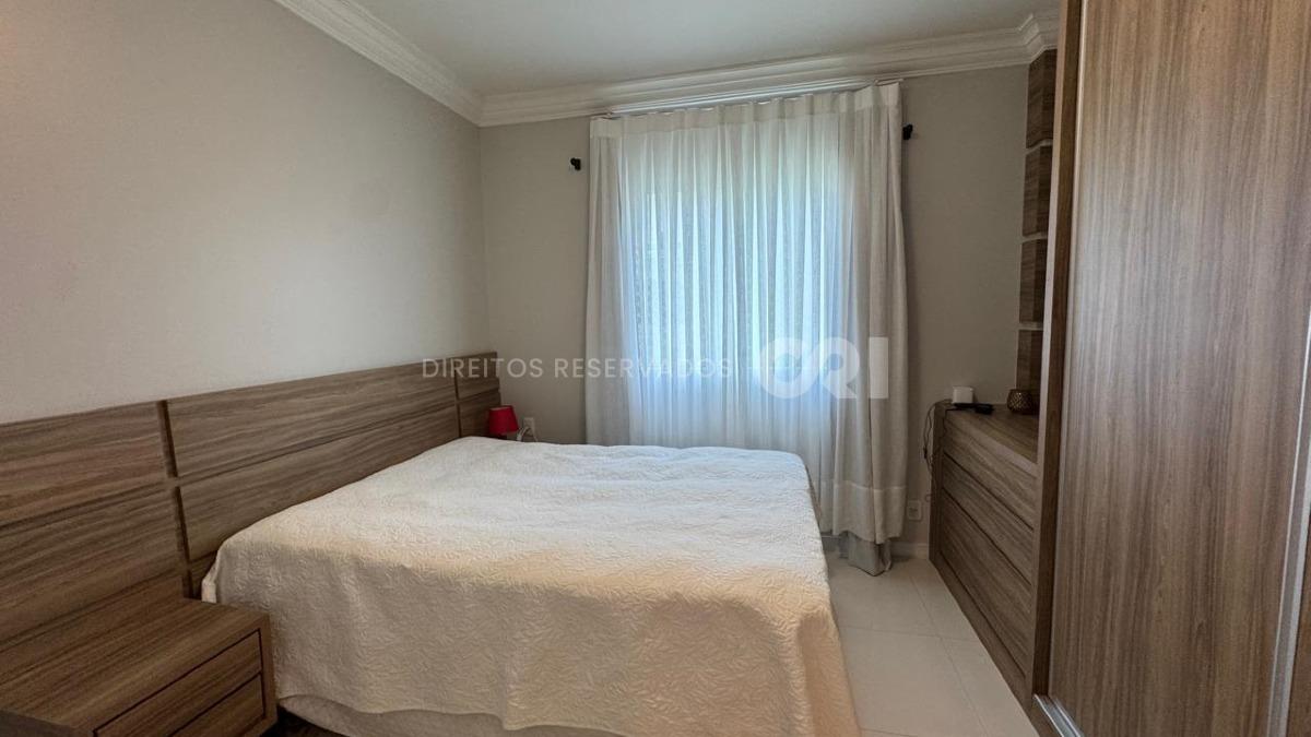 Apartamento com 4 Dormitórios no Edifício Canaã na Meia Praia, Itapema