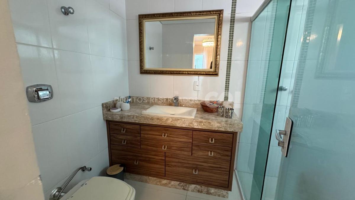 Apartamento com 4 Dormitórios no Edifício Canaã na Meia Praia, Itapema
