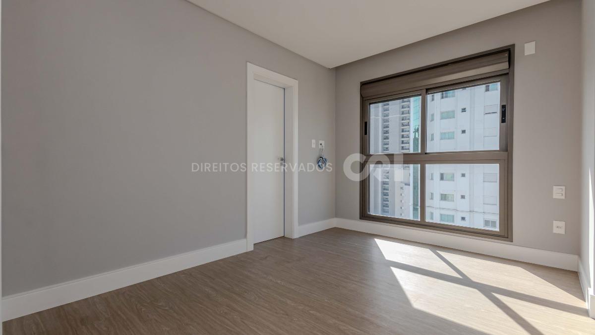 Apartamento com 4 Suítes no Edifício Torre de Mallorca no Centro de Balneário Camboriú