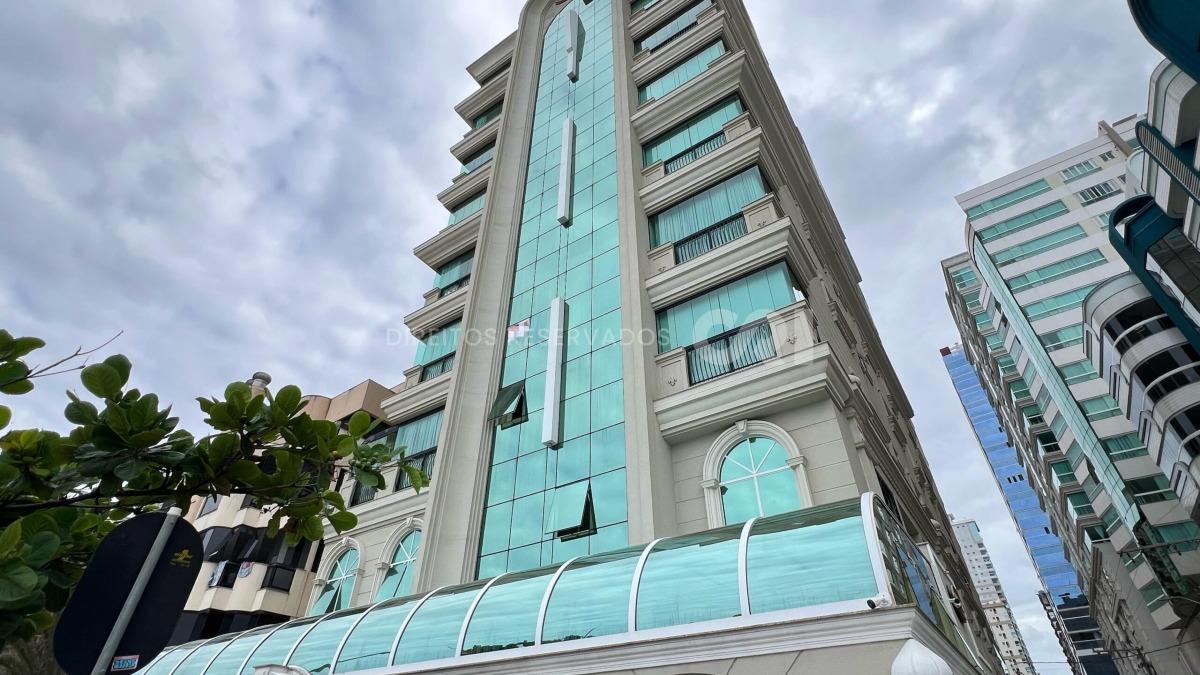 Apartamento com 3 Suítes no Ville de France na Meia Praia, Itapema