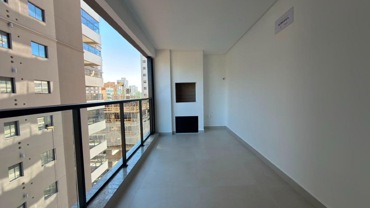 Apartamento com 3 Suítes no Petit Trianon na Meia Praia, Itapema