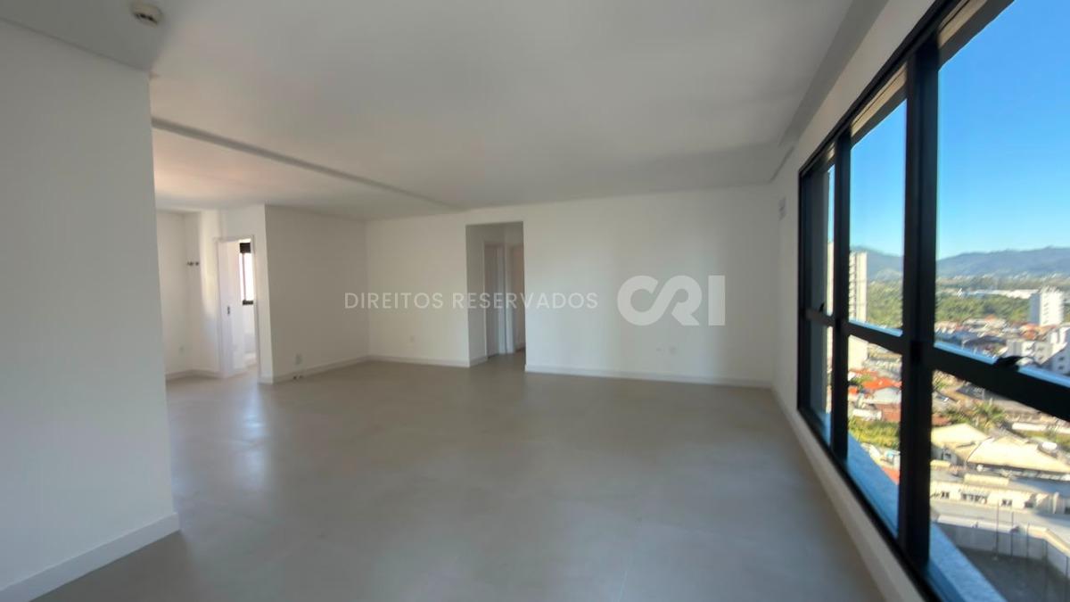 Apartamento com 3 Suítes no Petit Trianon na Meia Praia, Itapema