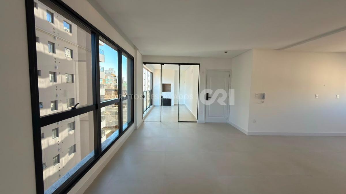 Apartamento com 3 Suítes no Petit Trianon na Meia Praia, Itapema