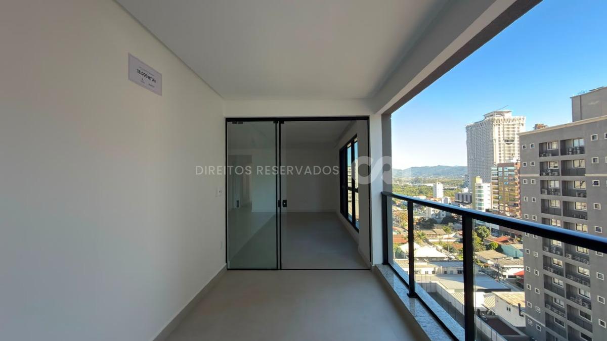 Apartamento com 3 Suítes no Petit Trianon na Meia Praia, Itapema