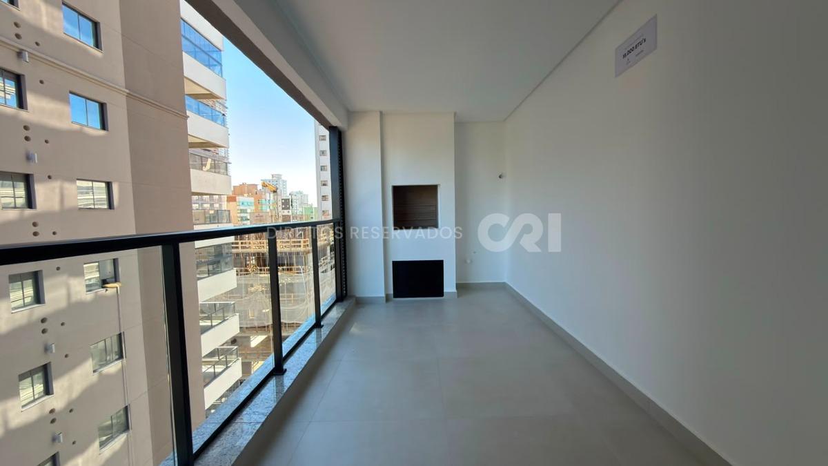 Apartamento com 3 Suítes no Petit Trianon na Meia Praia, Itapema