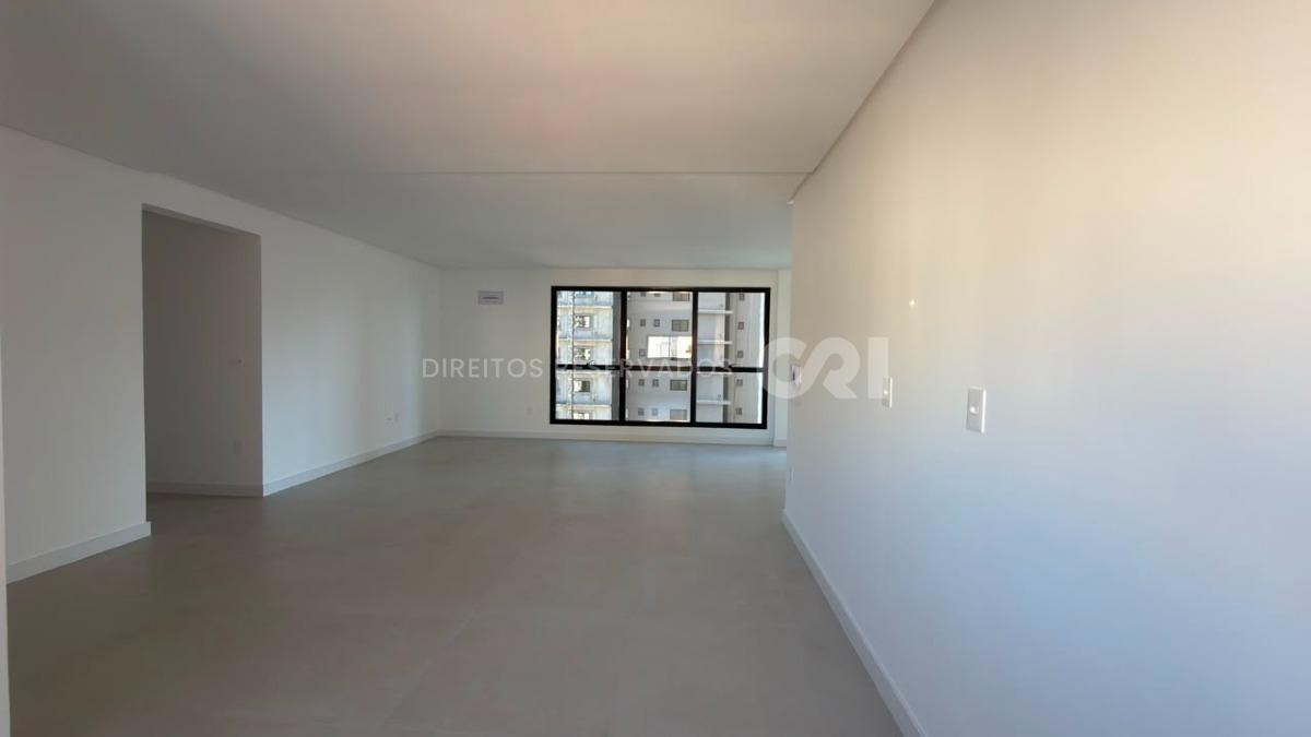 Apartamento com 3 Suítes no Petit Trianon na Meia Praia, Itapema
