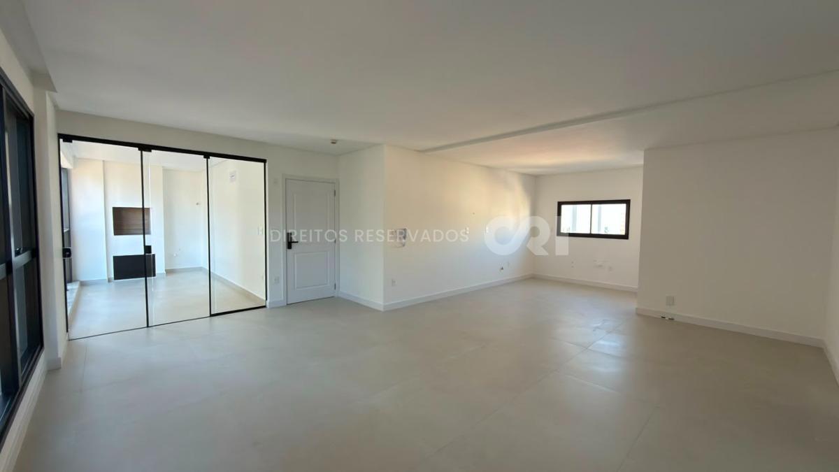 Apartamento com 3 Suítes no Petit Trianon na Meia Praia, Itapema