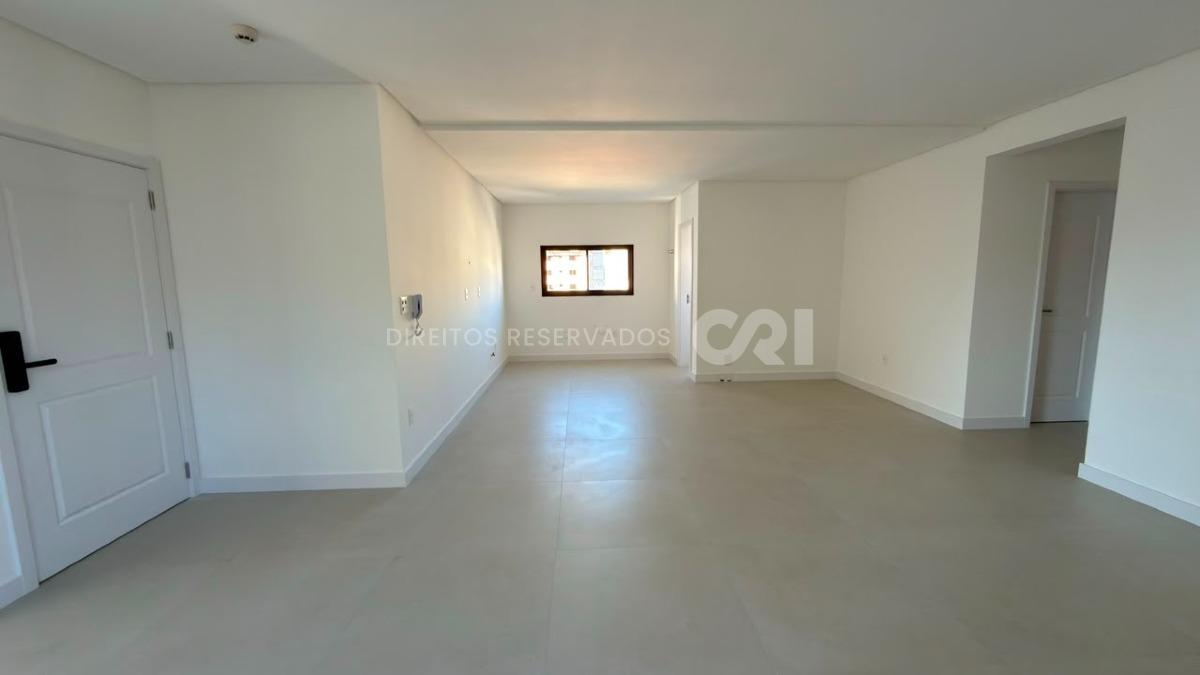 Apartamento com 3 Suítes no Petit Trianon na Meia Praia, Itapema