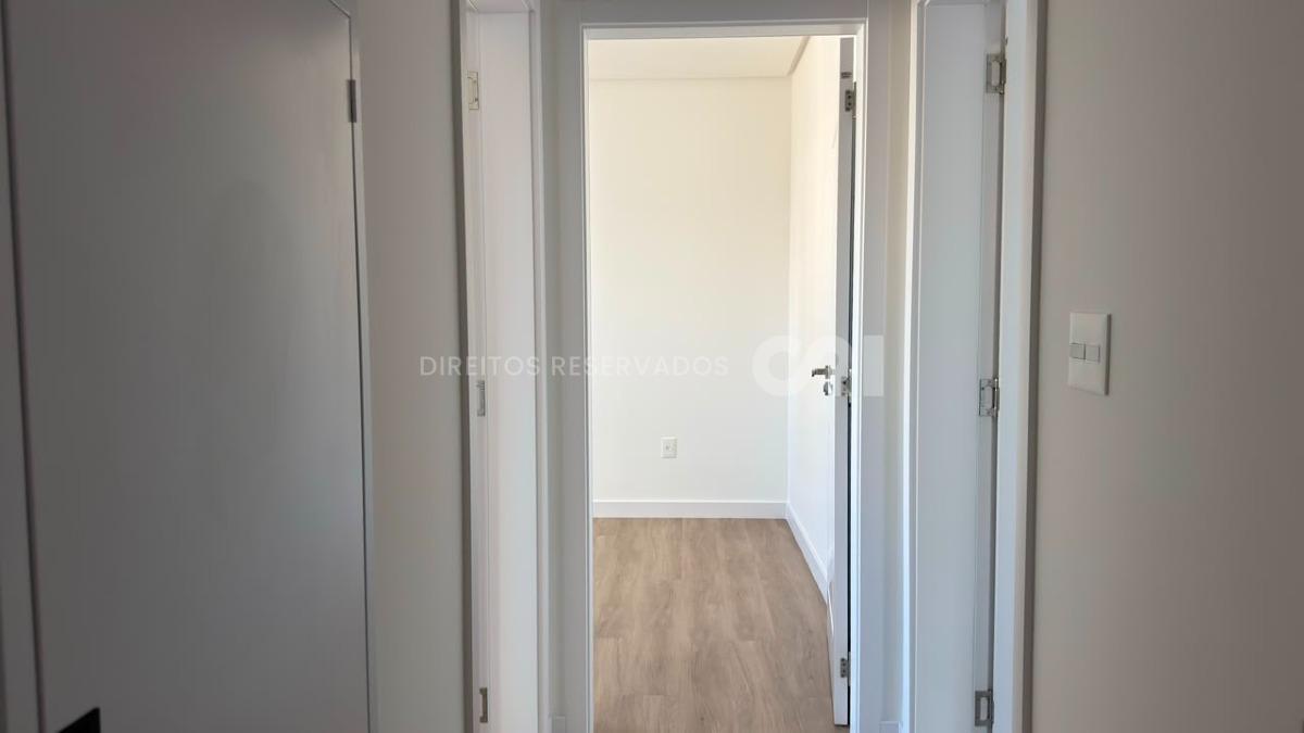 Apartamento com 3 Suítes no Petit Trianon na Meia Praia, Itapema