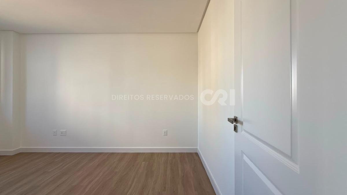 Apartamento com 3 Suítes no Petit Trianon na Meia Praia, Itapema