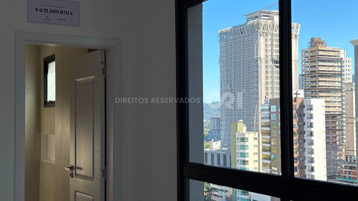 Apartamento com 3 Suítes no Petit Trianon na Meia Praia, Itapema