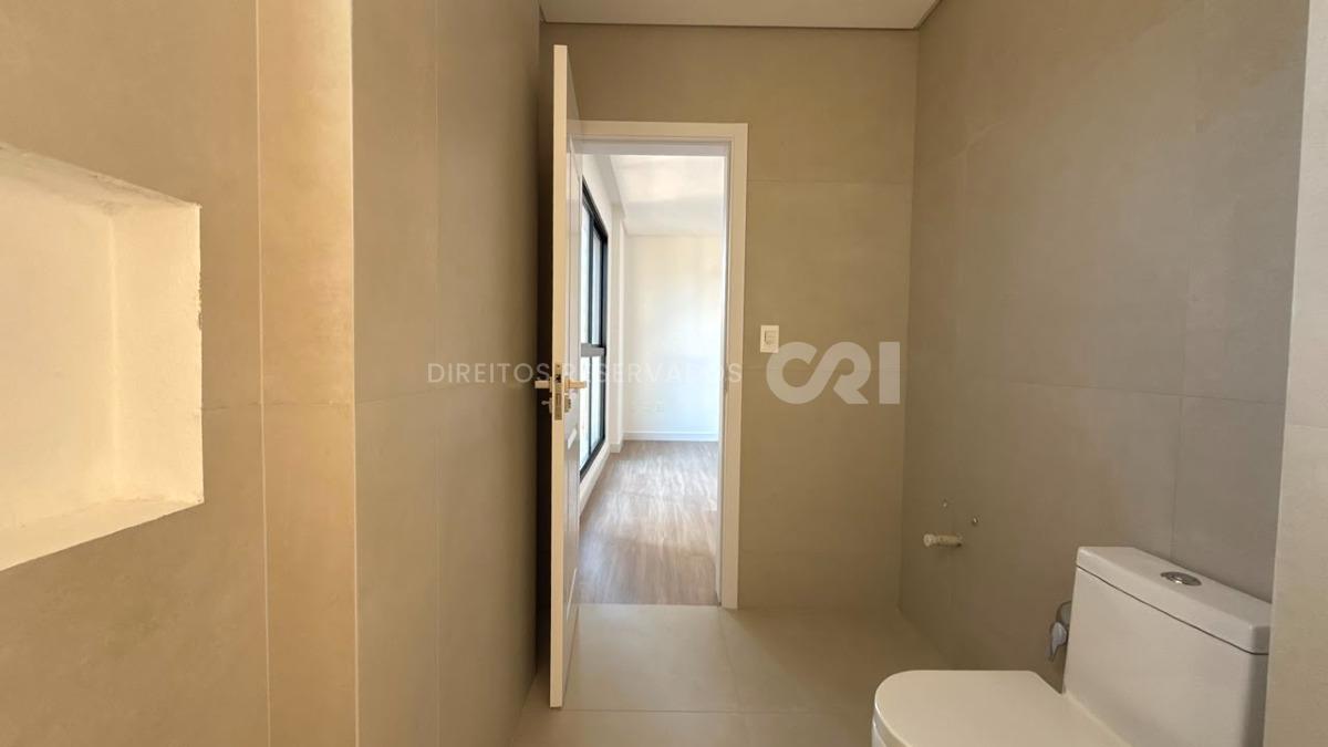 Apartamento com 3 Suítes no Petit Trianon na Meia Praia, Itapema