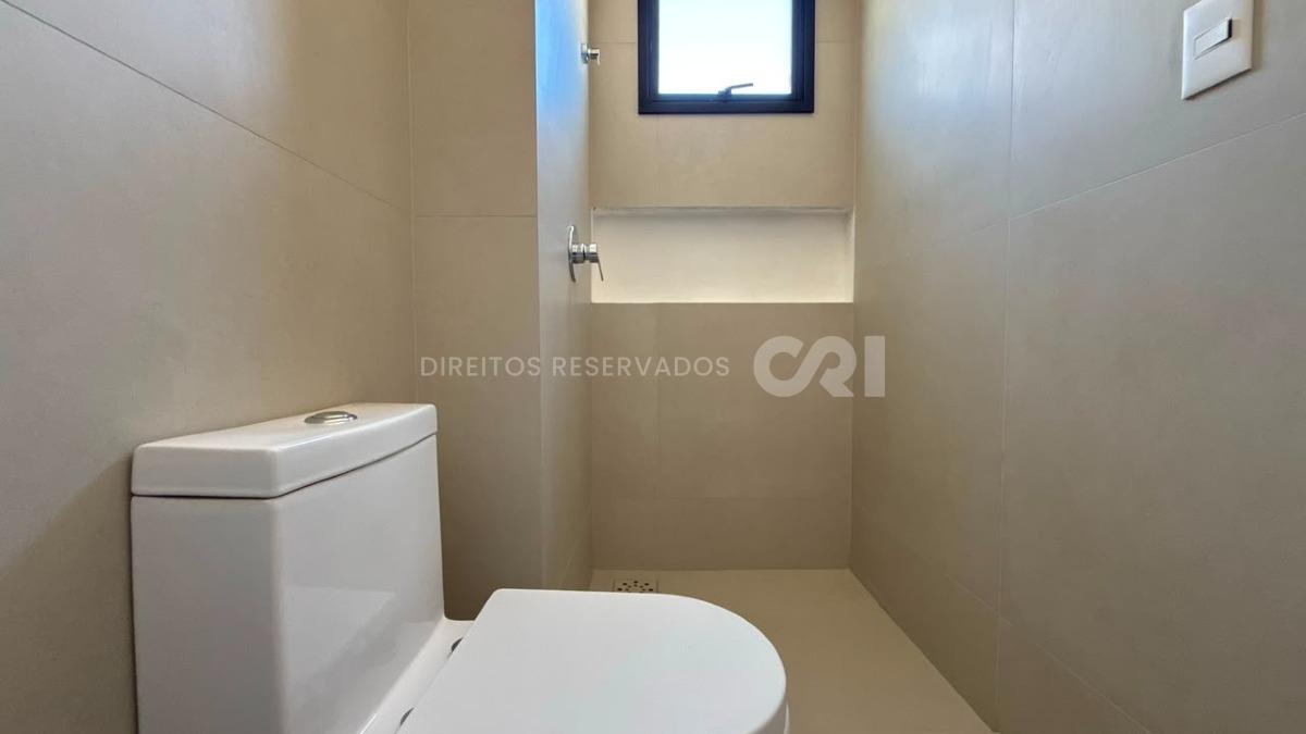 Apartamento com 3 Suítes no Petit Trianon na Meia Praia, Itapema