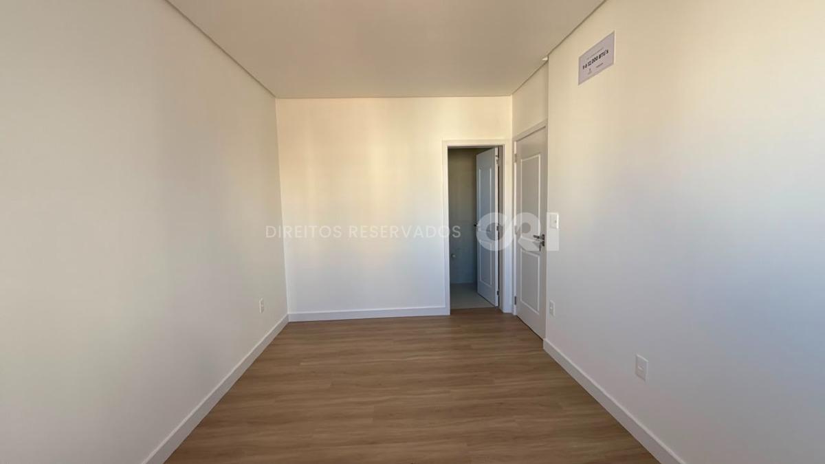 Apartamento com 3 Suítes no Petit Trianon na Meia Praia, Itapema