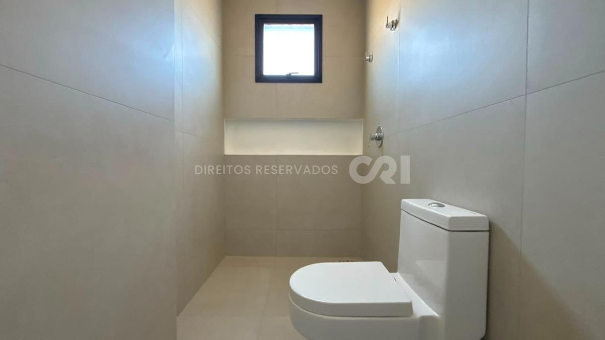 Apartamento com 3 Suítes no Petit Trianon na Meia Praia, Itapema