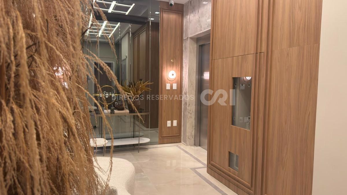 Apartamento com 3 Suítes no Petit Trianon na Meia Praia, Itapema