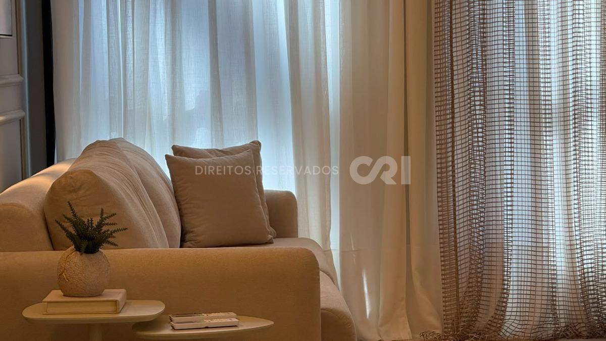Apartamento com 3 Suítes no Petit Trianon na Meia Praia, Itapema