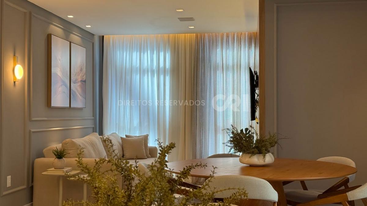 Apartamento com 3 Suítes no Petit Trianon na Meia Praia, Itapema