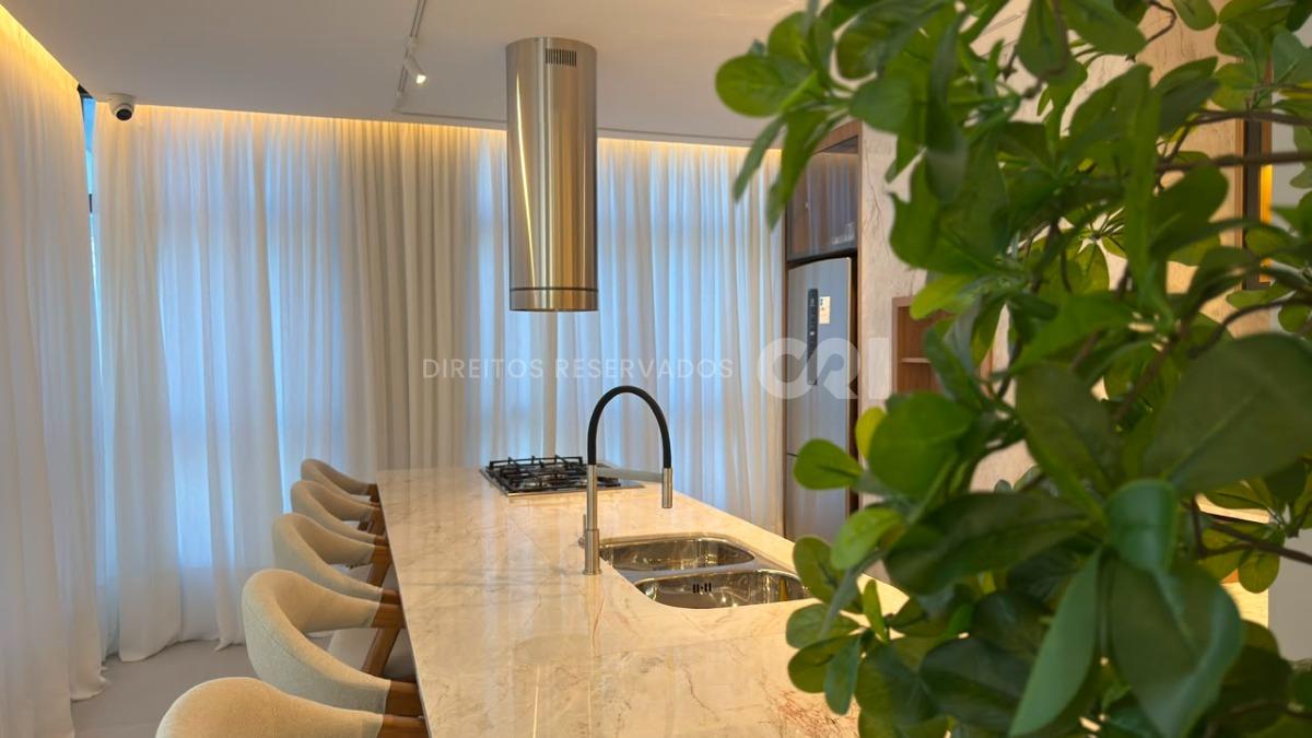Apartamento com 3 Suítes no Petit Trianon na Meia Praia, Itapema