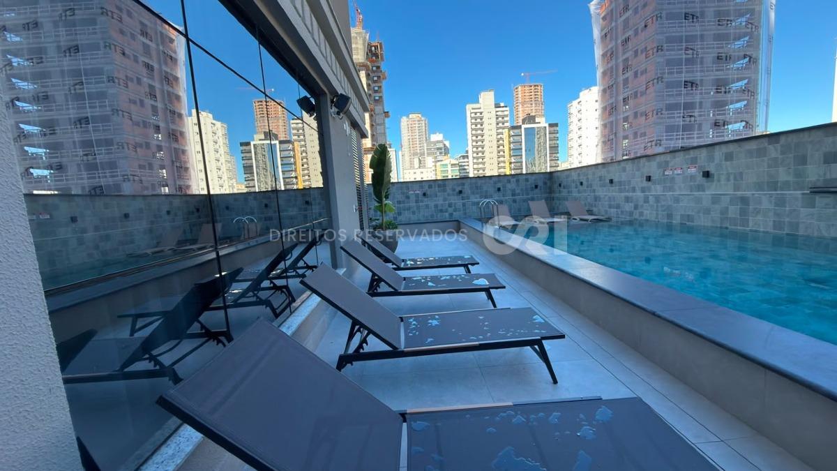 Apartamento com 3 Suítes no Petit Trianon na Meia Praia, Itapema