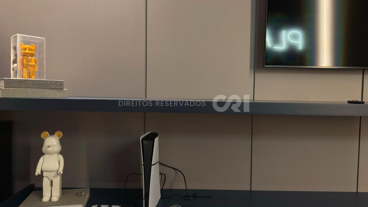 Apartamento com 3 Suítes no Petit Trianon na Meia Praia, Itapema