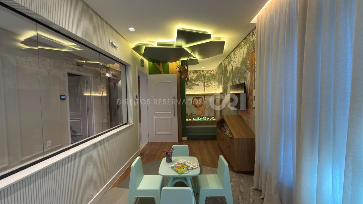 Apartamento com 3 Suítes no Petit Trianon na Meia Praia, Itapema