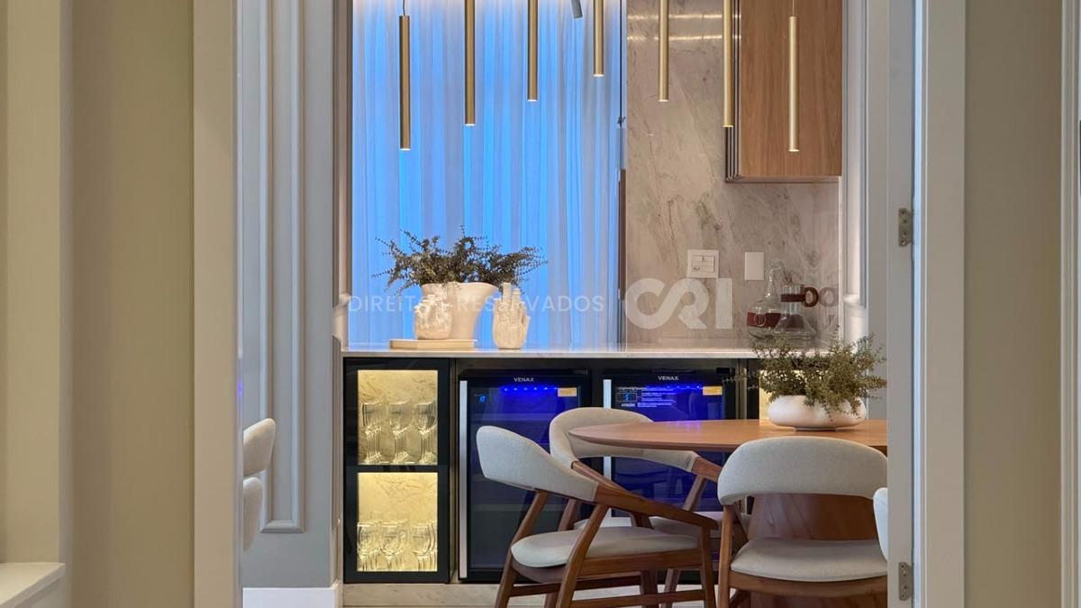 Apartamento com 3 Suítes no Petit Trianon na Meia Praia, Itapema