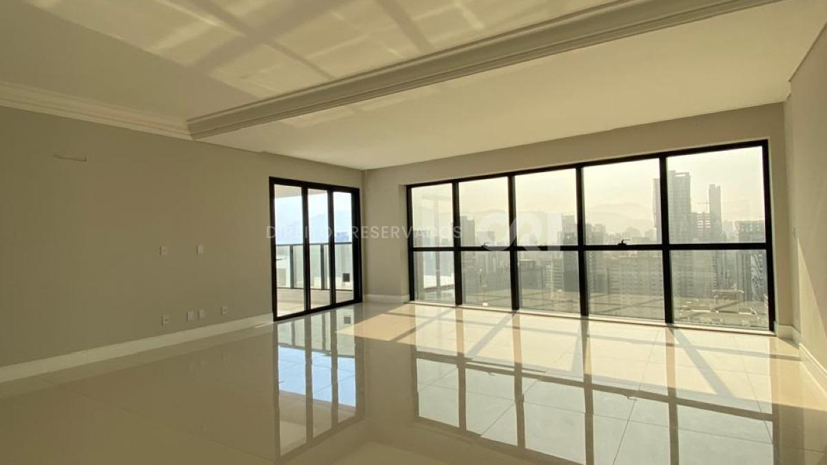 Apartamento com 4 Suítes no Paramount Tower em Meia Praia, Itapema