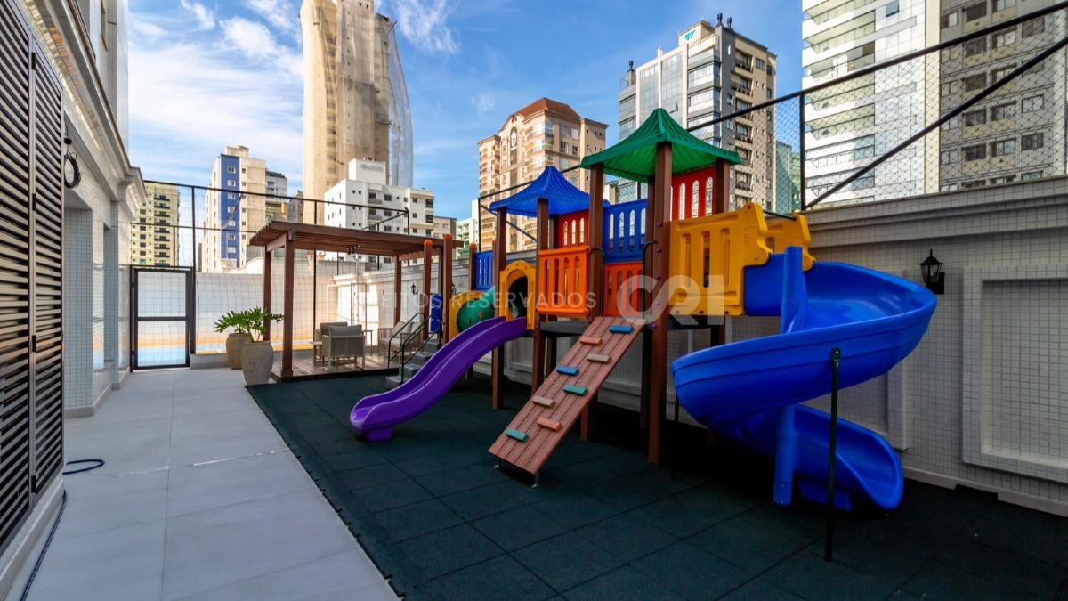 Apartamento com 4 Suítes no Paramount Tower em Meia Praia, Itapema