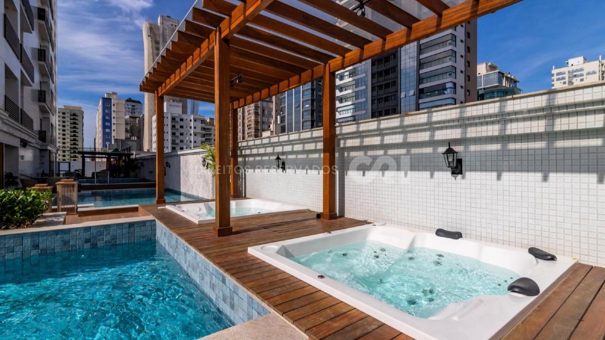 Apartamento com 4 Suítes no Paramount Tower em Meia Praia, Itapema