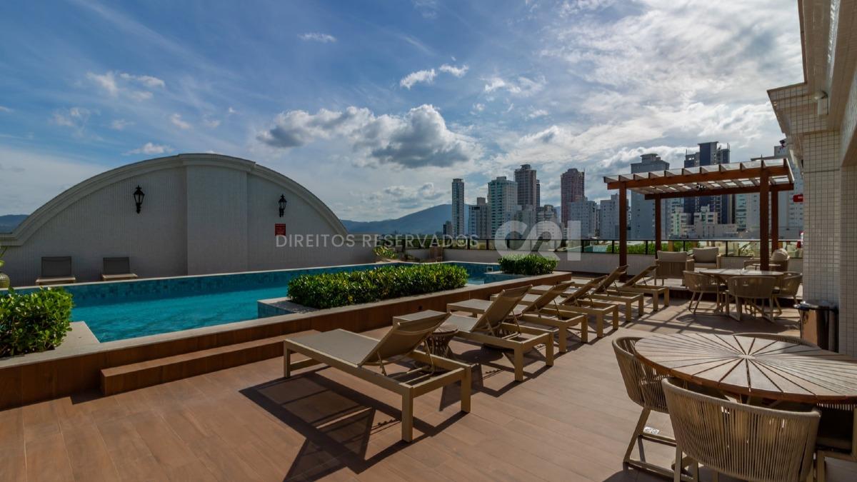 Apartamento com 4 Suítes no Paramount Tower em Meia Praia, Itapema
