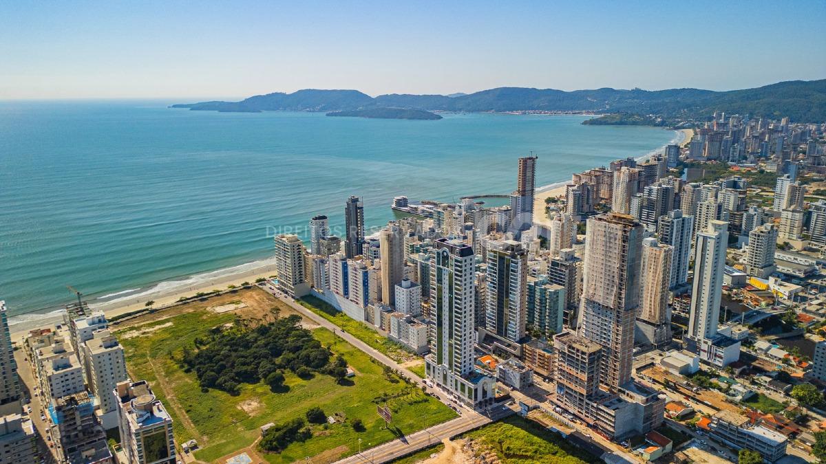 Apartamento com 4 Suítes no Paramount Tower em Meia Praia, Itapema