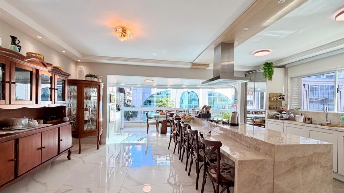 Apartamento com 3 Dormitórios no Edifício Hans Lorenz em Meia Praia, Itapema
