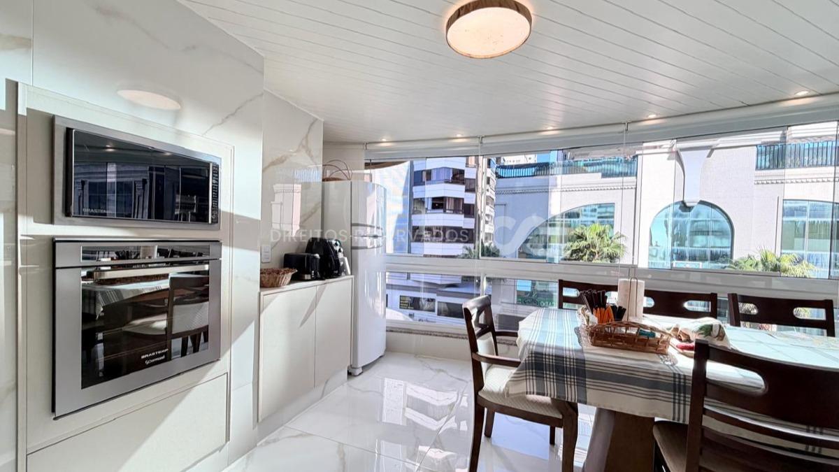 Apartamento com 3 Dormitórios no Edifício Hans Lorenz em Meia Praia, Itapema