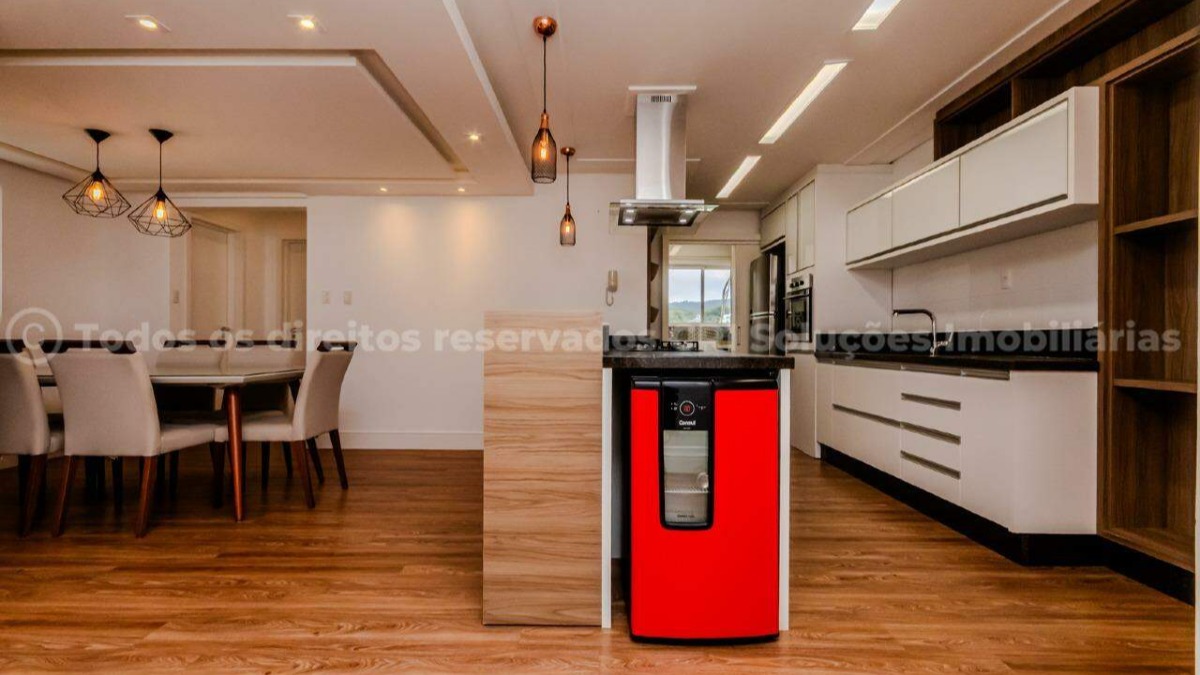 Apartamento com 2 quartos sendo 1 suíte no Edifício Ilha dos Amores na Praia Brava em Itajaí