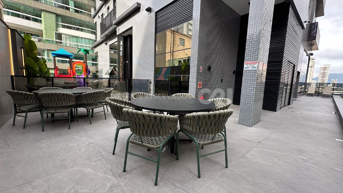 Apartamento com 4 Suítes no Selenter See Residence na Meia Praia, Itapema