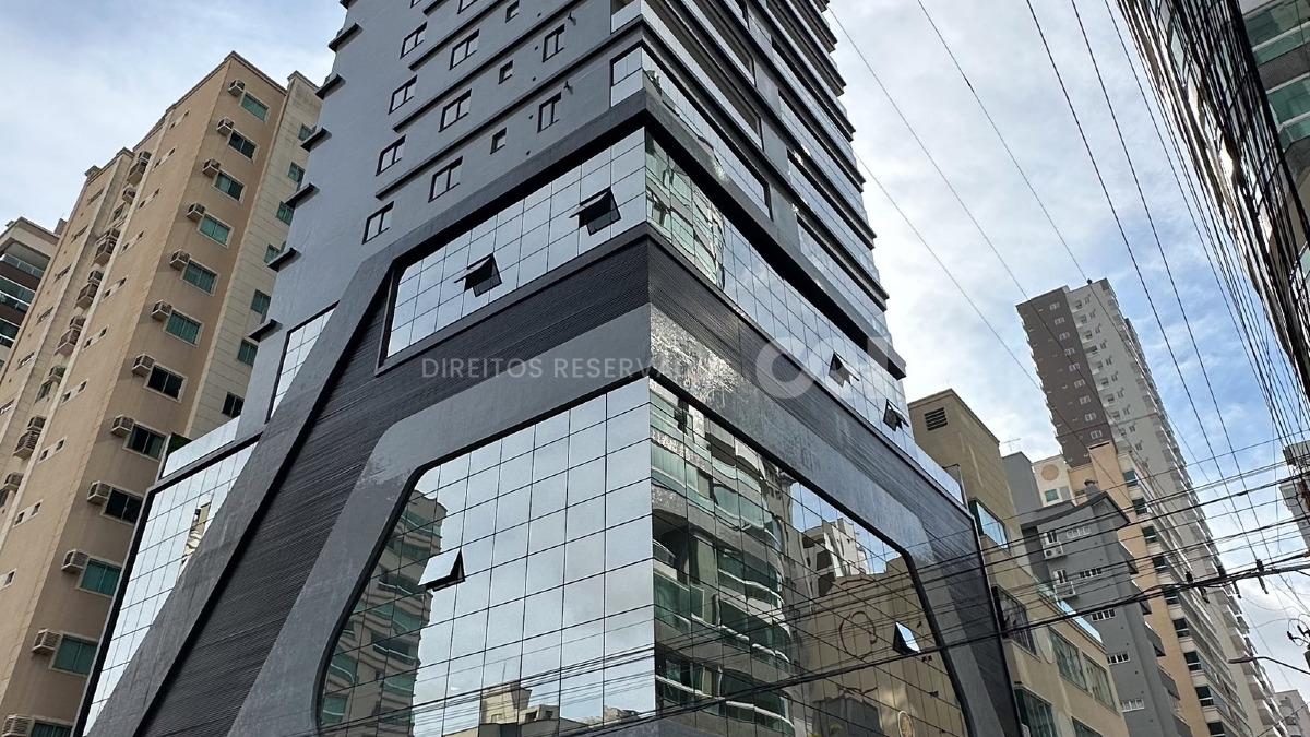Apartamento com 4 Suítes no Selenter See Residence na Meia Praia, Itapema