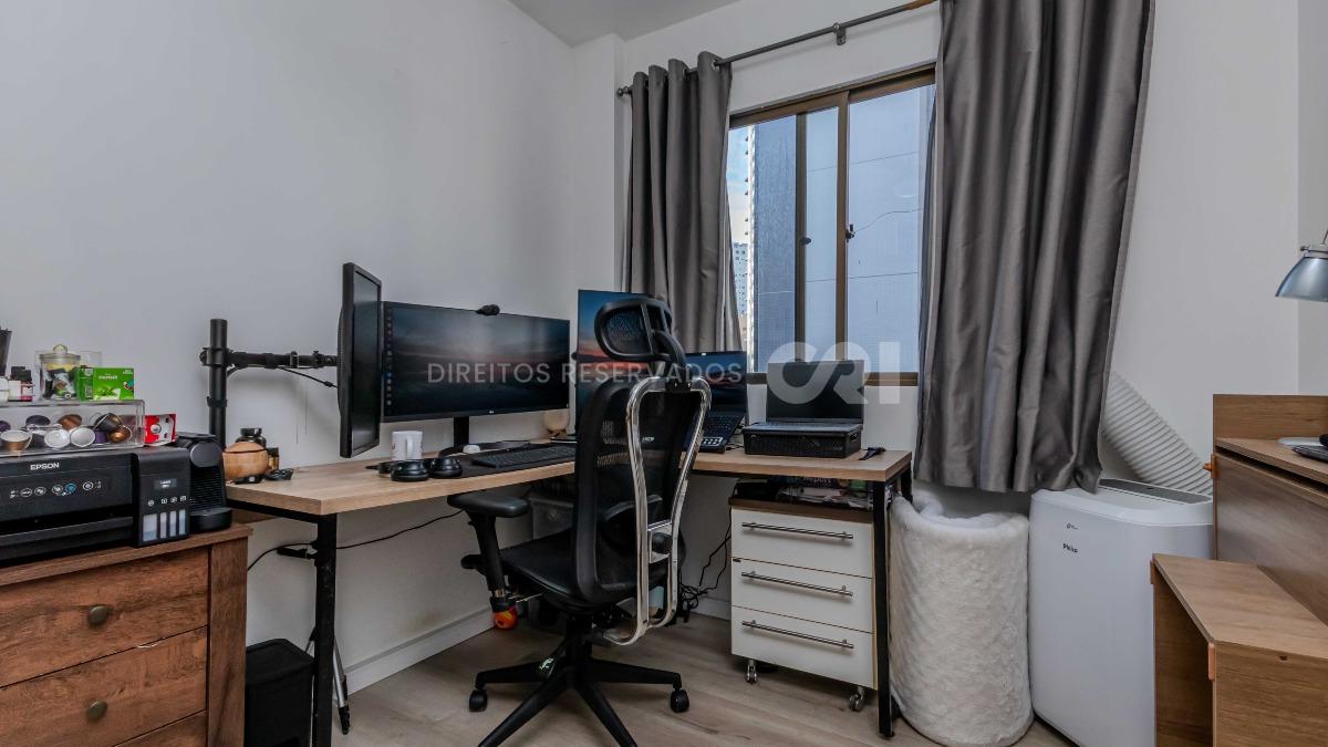 Apartamento com 2 Quartos no Edifício Quasar no Centro em Balneário Camboriú