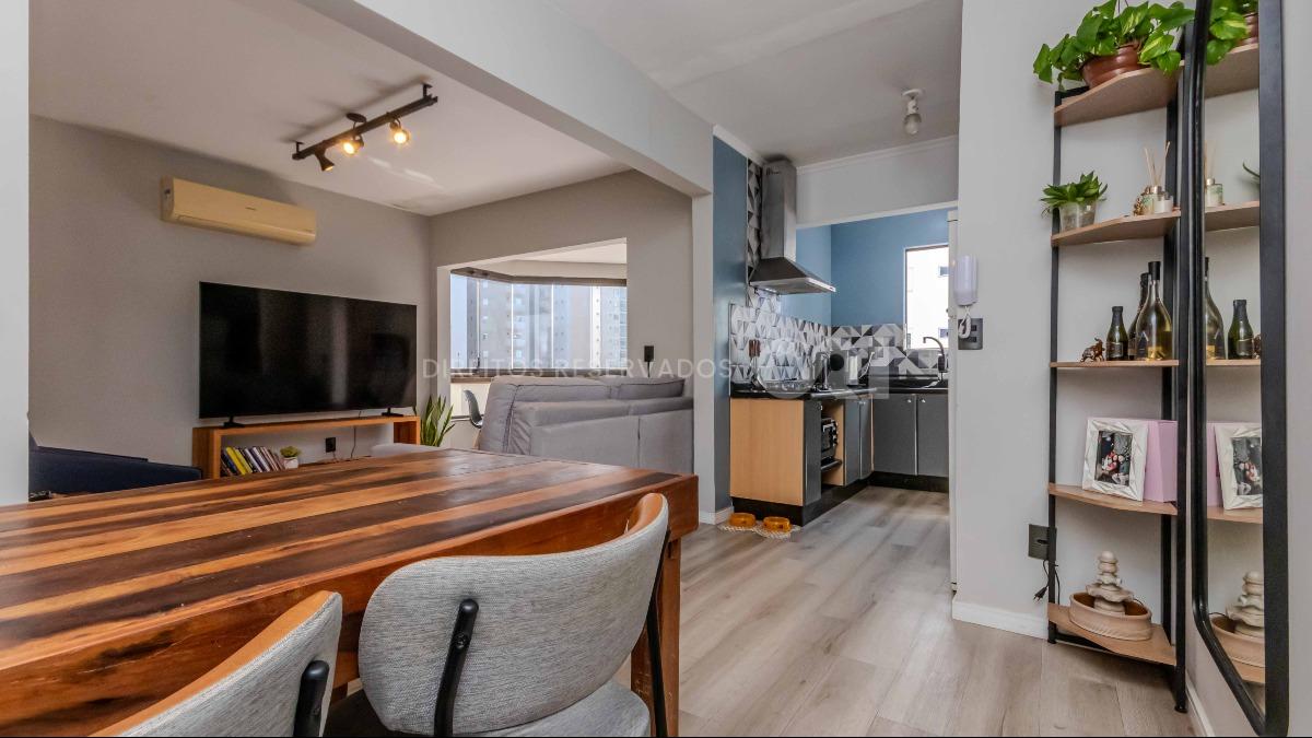 Apartamento com 2 Quartos no Edifício Quasar no Centro em Balneário Camboriú