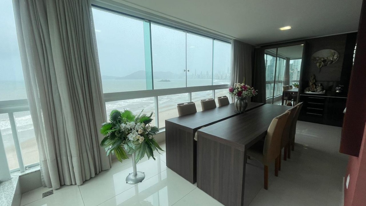 Apartamento com 4 Suítes no Edifício Metrópolis em Pioneiros, Balneário Camboriú.