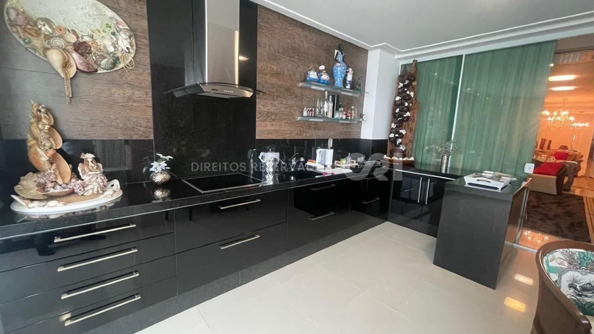Apartamento com 4 Suítes no Edifício Metrópolis em Pioneiros, Balneário Camboriú.