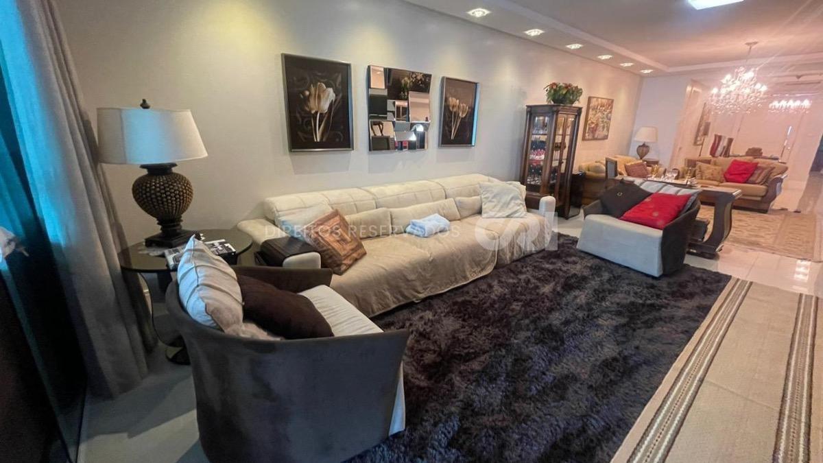 Apartamento com 4 Suítes no Edifício Metrópolis em Pioneiros, Balneário Camboriú.