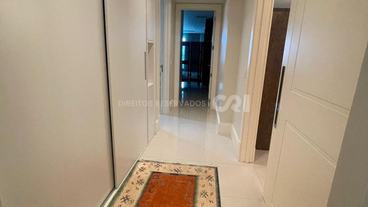 Apartamento com 4 Suítes no Edifício Metrópolis em Pioneiros, Balneário Camboriú.